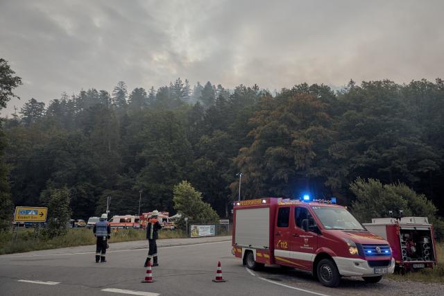 01 August 2026, Bavaria, Freudenberg: Emergency responders are on the scene of a forest fire. A forest fire has broken out near Freudenberg in the Amberg-Sulzbach district. Photo: Tizian Gerbing/dpa