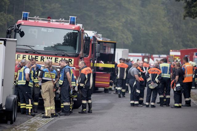 01 August 2026, Bavaria, Freudenberg: Emergency responders are on the scene of a forest fire. A forest fire has broken out near Freudenberg in the Amberg-Sulzbach district. Photo: Tizian Gerbing/dpa
