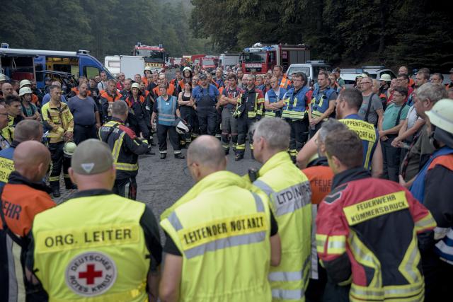 01 August 2026, Bavaria, Freudenberg: Emergency responders are on the scene of a forest fire. A forest fire has broken out near Freudenberg in the Amberg-Sulzbach district. Photo: Tizian Gerbing/dpa