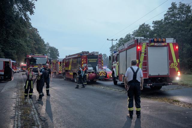01 August 2026, Bavaria, Freudenberg: Emergency responders are on the scene of a forest fire. A forest fire has broken out near Freudenberg in the Amberg-Sulzbach district. Photo: Tizian Gerbing/dpa