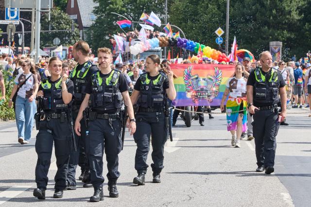 01 August 2026, Hamburg: Police officers escort the Hamburg Pride 2026 parade on Lübecker Straße for Christopher Street Day (CSD). Traditionally held on the first Saturday in August, the street parade is the highlight of Hamburg Pride. Photo: Georg Wendt/dpa