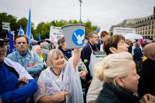 01 August 2026, Berlin: Participants in a demonstration organized by the "Wir sind viele" coalition are protesting in front of the Brandenburg Gate under the slogan "Off to Berlin for peace, freedom, fundamental rights, and a genuine reckoning with the coronavirus pandemic." Photo: Christoph Soeder/dpa