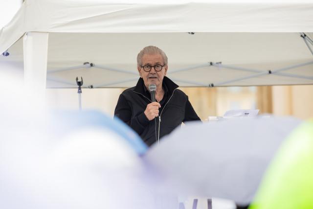 01 August 2026, Berlin: Juergen Todenhoefer, a journalist and former politician, speaks at a demonstration organized by the "Wir sind viele" coalition in front of the Brandenburg Gate. The demonstration is being held under the slogan "Let's go to Berlin for peace, freedom, fundamental rights, and a genuine reckoning with the coronavirus crisis." Photo: Christoph Soeder/dpa