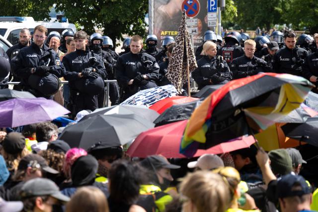 01 August 2026, Mecklenburg-Western Pomerania, Schwerin: Police officers are cordoning off a sit-in by demonstrators. The AfD's youth organization, Generation Deutschland, has registered a demonstration for "German Youth Day" with 500 participants in Schwerin. Counter-demonstrations with hundreds of participants are expected in the city. Photo: Philip Dulian/dpa