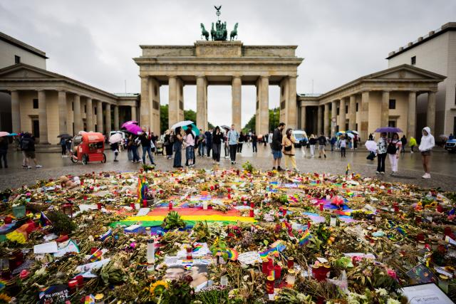 01 August 2026, Berlin: Messages of condolence and sympathy have been left in front of the Brandenburg Gate in memory of the victims of the attack during the CSD. In the Tiergarten, on the sidelines of Christopher Street Day, a man drove a vehicle into a crowd of people. Photo: Christoph Soeder/dpa