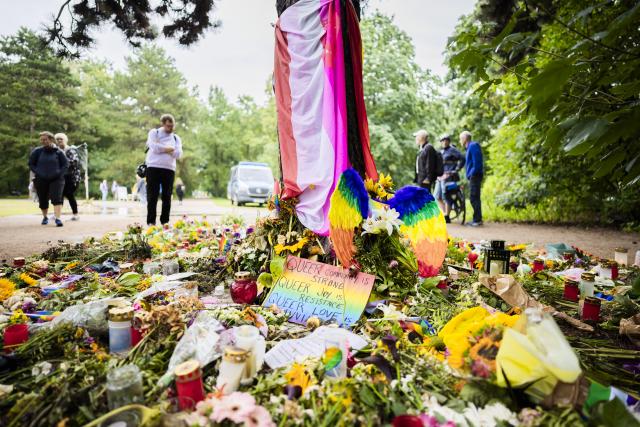 01 August 2026, Berlin: Flowers and candles have been placed at the site of the attack in the Tiergarten. On the sidelines of Christopher Street Day (CSD), a man drove a vehicle into a crowd. Photo: Christoph Soeder/dpa