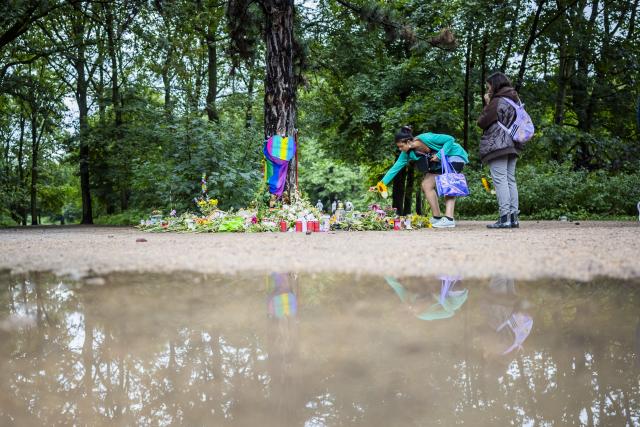 01 August 2026, Berlin: Abby (C) and Sophie lay flowers at the site of the attack in the Tiergarten. On the sidelines of Christopher Street Day (CSD), a man drove a vehicle into a crowd. Photo: Christoph Soeder/dpa