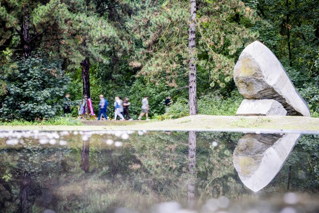 01 August 2026, Berlin: Flowers and candles have been placed at the site of the attack in the Tiergarten. On the sidelines of Christopher Street Day (CSD), a man drove a vehicle into a crowd. Photo: Christoph Soeder/dpa