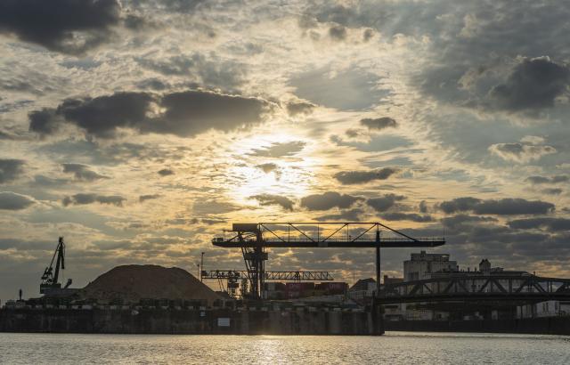 02 August 2026, Hesse, Frankfurt am Main: The sun rises over the Osthafen area. Photo: Andreas Arnold/dpa