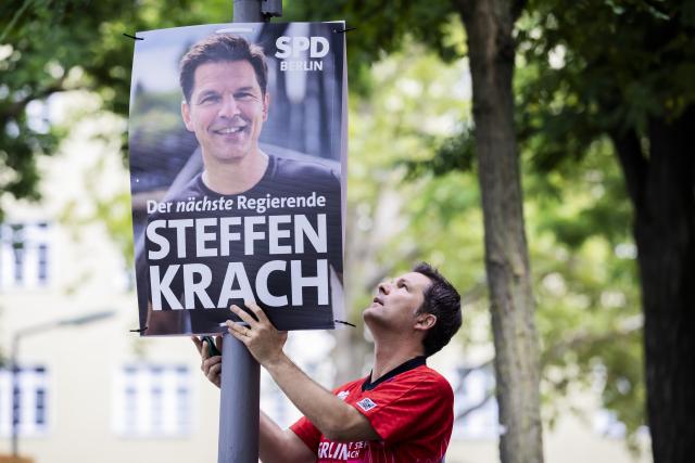 02 August 2026, Berlin: Steffen Krach, the SPD's lead candidate for the Berlin House of Representatives election and the party's Berlin state chairman, puts up election posters in Steglitz to launch the campaign for the Berlin House of Representatives election on September 20, 2026. Photo: Christoph Soeder/dpa