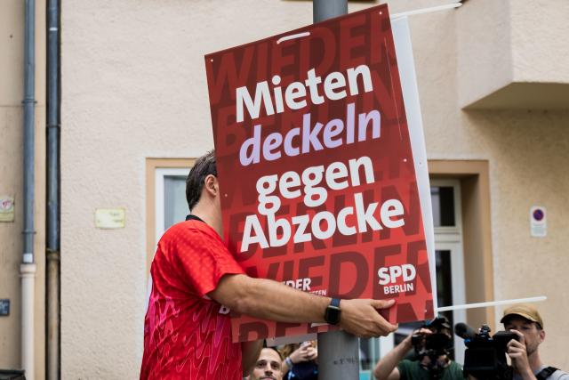 02 August 2026, Berlin: Steffen Krach, the SPD's lead candidate for the Berlin House of Representatives election and the party's Berlin state chairman, puts up election posters in Steglitz to launch the campaign for the Berlin House of Representatives election on September 20, 2026. Photo: Christoph Soeder/dpa