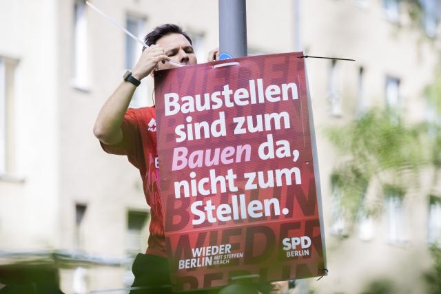 02 August 2026, Berlin: Steffen Krach, the SPD's lead candidate for the Berlin House of Representatives election and the party's Berlin state chairman, puts up election posters in Steglitz to launch the campaign for the Berlin House of Representatives election on September 20, 2026. Photo: Christoph Soeder/dpa