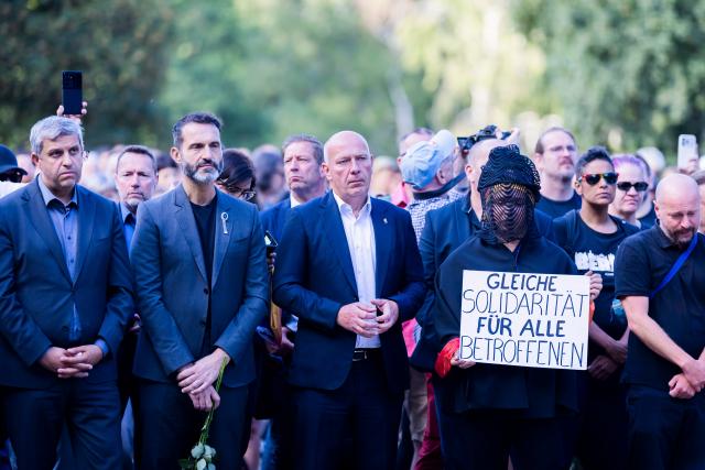 02 August 2026, Berlin: Kai Wegner (C), Governing Mayor of Berlin, Alfonso Pantisano (2nd L), Queer Affairs Commissioner for the Berlin Senate, and Raed Saleh (L), Chair of the Social Democratic Party (SPD) Caucus in the Berlin House of Representatives, attend a vigil for the victims of the attack at the CSD in Tiergarten. A man drove a vehicle into a crowd of people on the sidelines of Christopher Street Day. Photo: Christoph Soeder/dpa