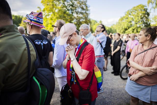 02 August 2026, Berlin: A woman pays her respects at a vigil for the victims of the attack at the CSD in Tiergarten. A man drove a vehicle into a crowd of people on the sidelines of Christopher Street Day. Photo: Christoph Soeder/dpa