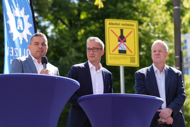 03 August 2026, Hamburg: (L-R) Ralf Neubauer, head of the Hamburg-Mitte district office, Falk Schnabel, Hamburg's police chief, and Markus Schreiber, chairman of the Bürgerverein zu St. Georg von 1880 e.V., present the strategy for extending the alcohol ban around the city's main railway station. The alcohol ban, which has been in effect since Aug. 1, has been extended to the adjacent areas around Hansaplatz, Steindamm and the ZOB central bus station. Photo: Marcus Brandt/dpa