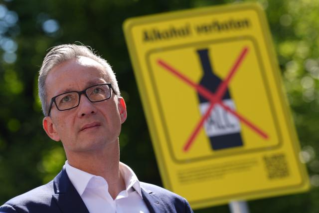 03 August 2026, Hamburg: Falk Schnabel, Hamburg's police chief, stands in front of a sign prohibiting alcohol consumption at Hansaplatz during a press conference on the expansion of the alcohol ban around the city's main railway station. The alcohol ban, which has been in effect since Aug. 1, has been extended to the adjacent areas around Hansaplatz, Steindamm and the ZOB central bus station. Photo: Marcus Brandt/dpa