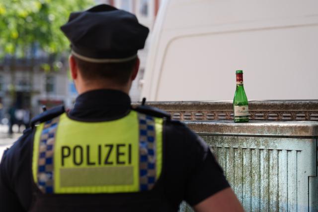 03 August 2026, Hamburg: A police officer stands at Hansaplatz during a press conference on the extension of the alcohol ban around the city's main railway station. The alcohol ban, which has been in effect since Aug. 1, has been extended to the adjacent areas around Hansaplatz, Steindamm and the ZOB central bus station. Photo: Marcus Brandt/dpa