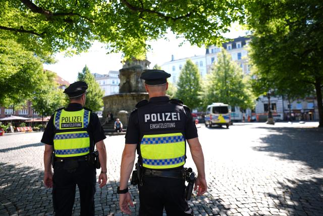 03 August 2026, Hamburg: Police officers enforce the alcohol ban around Hansaplatz near the city's main railway station. The alcohol ban, which has been in effect since Aug. 1, has been extended to the adjacent areas around Hansaplatz, Steindamm and the ZOB central bus station. Photo: Marcus Brandt/dpa