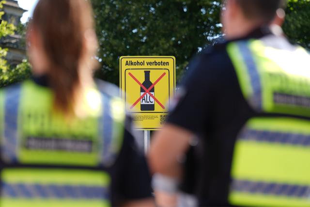 03 August 2026, Hamburg: Police officers stand at Hansaplatz during a press conference on the extension of the alcohol ban around the city's main railway station. The alcohol ban, which has been in effect since Aug. 1, has been extended to the adjacent areas around Hansaplatz, Steindamm and the ZOB central bus station. Photo: Marcus Brandt/dpa