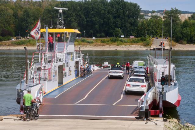 03 August 2026, Rhineland-Palatinate, Bad Breisig: The Rhine ferry connecting Bad Breisig and Bad Hoenningen docks at a special low-water ramp. The ramp enables the ferry to continue operating despite the falling water level of the Rhine. Photo: Thomas Frey/dpa