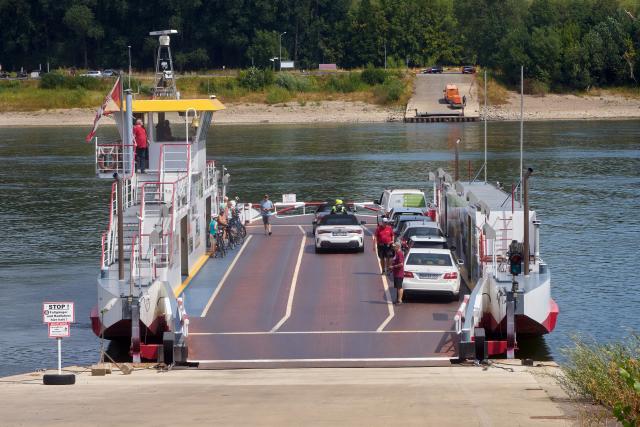 03 August 2026, Rhineland-Palatinate, Bad Breisig: The Rhine ferry connecting Bad Breisig and Bad Hoenningen docks at a special low-water ramp. The ramp allows the ferry to continue operating despite the Rhine's falling water level. Photo: Thomas Frey/dpa