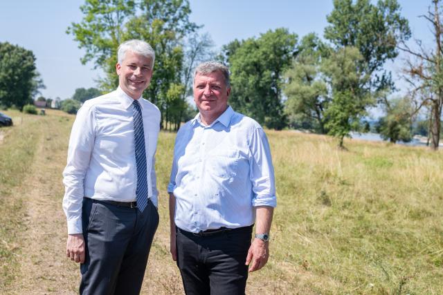 03 August 2026, Bavaria, Osterhofen: German Transport Minister Steffen Bilger (R) poses for a photograph with Bavaria's Transport Minister Christian Bernreiter, during a meeting to discuss the next steps for the Danube expansion project between Straubing and Vilshofen. Photo: Armin Weigel/dpa