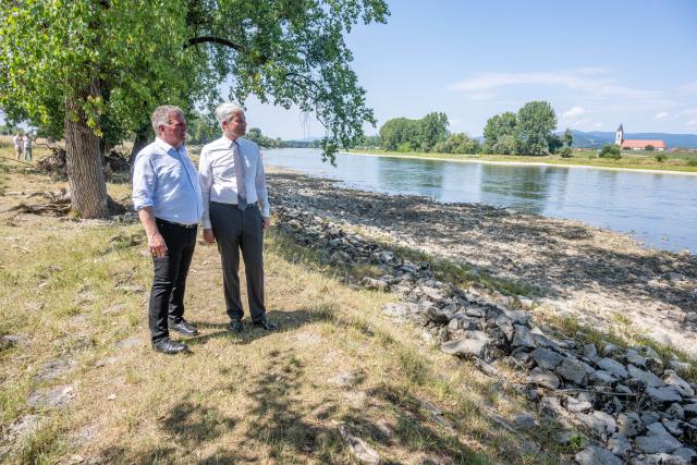 03 August 2026, Bavaria, Osterhofen: German Transport Minister Steffen Bilger (R) meets with Bavaria's Transport Minister Christian Bernreiter, to discuss the next steps for the Danube expansion project between Straubing and Vilshofen. Photo: Armin Weigel/dpa