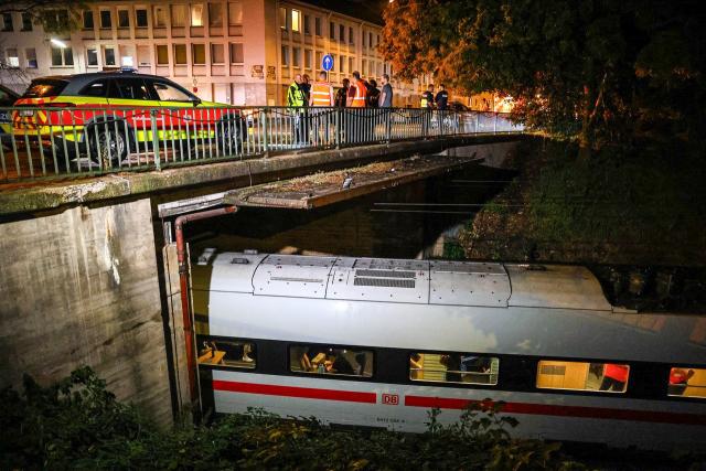 04 August 2026, North Rhine-Westphalia, Schwelm: An ICE train stands under a bridge in Schwelm after damage to the overhead power lines. Photo: Alex Talash/dpa