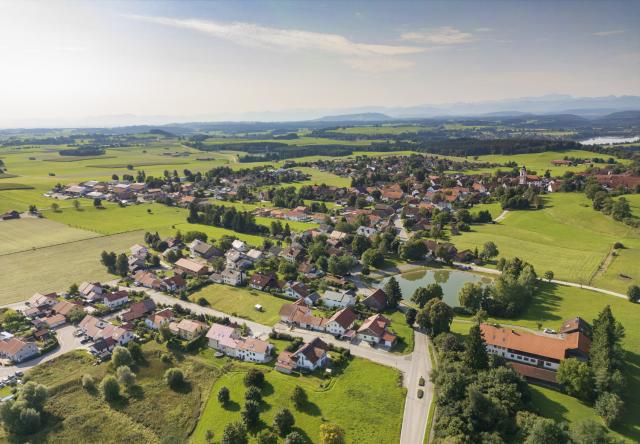 FILED - 07 August 2025, Bavaria, Reichling: File Photo - An aerial drone view shows a gas drilling rig established near a local residential community in Reichling, southern Germany, close to the idyllic Ammersee lake. Photo: Peter Kneffel/dpa