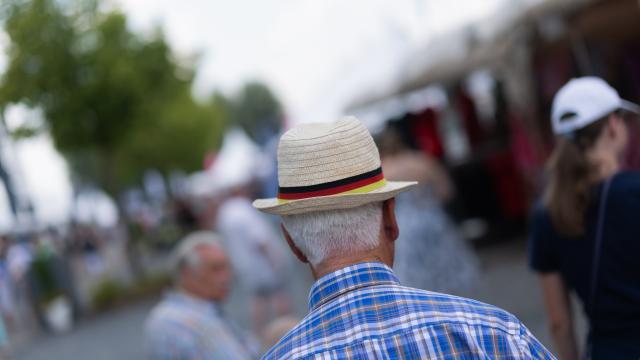 FILED - 02 July 2025, North Rhine-Westphalia, Aachen: An older man wears a straw hat with a banderole in German colors. Photo: Rolf Vennenbernd/dpa