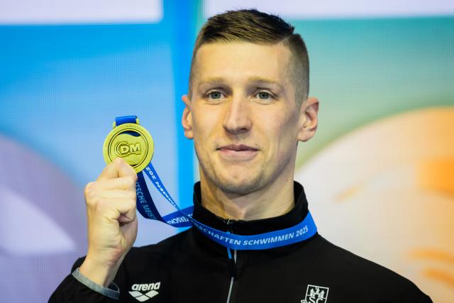 FILED - 04 May 2025, Berlin: File Photo - Florian Wellbrock holds the gold medal at the award ceremony after the 1500m men's freestyle race of German Swimming Championships at Europasportpark. Photo: Christoph Soeder/dpa