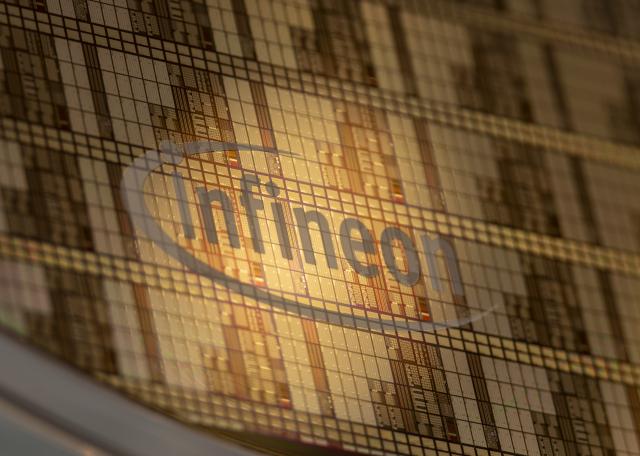 FILED - 12 November 2025, Bavaria, Neubiberg: A waver with the Infineon logo can be seen in a display case at the beginning of the presentation of the semiconductor company's 2025 figures. Photo: Peter Kneffel/dpa