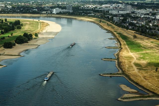 05 August 2026, North Rhine-Westphalia, Duesseldorf: Inland waterway vessels sail on the Rhine with light loads, during low water levels. Photo: Oliver Berg/dpa