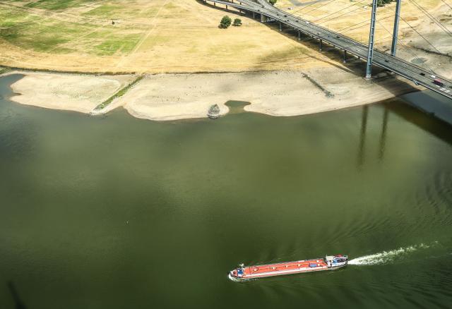 05 August 2026, North Rhine-Westphalia, Duesseldorf: An inland waterway vessel carrying a light load passes by Duesseldorf, the capital of North Rhine-Westphalia, at the Rhine Bend, during low water. Photo: Oliver Berg/dpa
