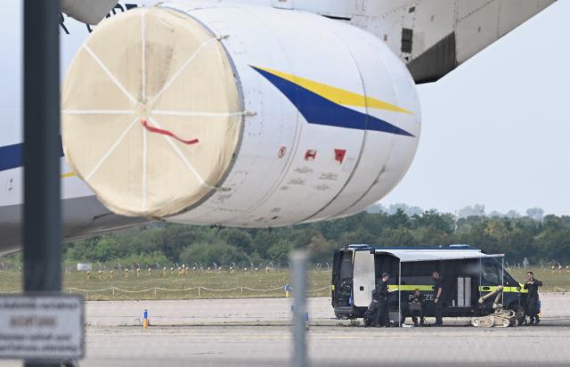 05 August 2026, Saxony, Schkeuditz: Police forensic technicians (back row, right) are preparing to deploy an explosive-disposal robot near a Ukrainian aircraft at Leipzig/Halle Airport. The Saxon police have taken over the investigation into the nighttime drone incident at Leipzig/Halle Airport. Photo: Hendrik Schmidt/dpa