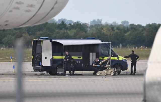 05 August 2026, Saxony, Schkeuditz: Police forensic technicians are preparing to deploy an explosive-disposal robot near a Ukrainian aircraft at Leipzig/Halle Airport. The Saxon police have taken over the investigation into the nighttime drone incident at Leipzig/Halle Airport. Photo: Hendrik Schmidt/dpa