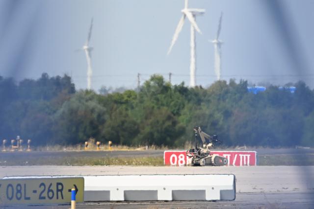 05 August 2026, Saxony, Schkeuditz: A bomb-disposal robot is being deployed near a Ukrainian aircraft at Leipzig/Halle Airport. The Saxon police have taken over the investigation into the drone incident that occurred overnight at Leipzig/Halle Airport. Photo: Hendrik Schmidt/dpa