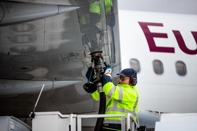 FILED - 01 February 2023, Stuttgart: FILE PHOTO - An Airbus A320 operated by Eurowings is being refueled at Stuttgart Airport. Photo: Christoph Schmidt/dpa
