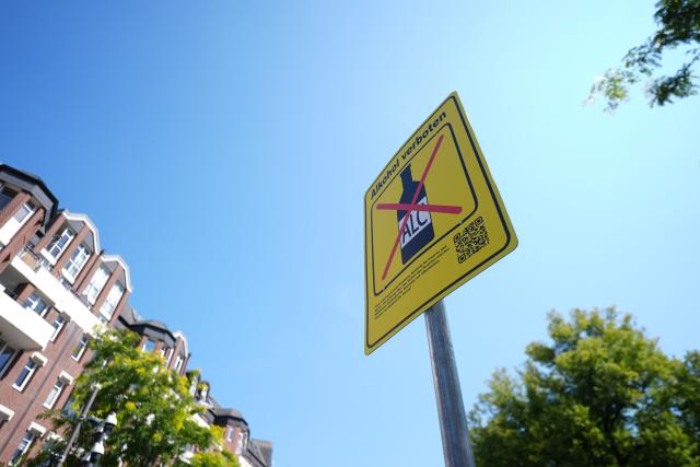 FILED - 03 August 2026, Hamburg: FILE PHOTO - A sign prohibiting alcohol consumption is pictured on Hansaplatz. Photo: Marcus Brandt/dpa