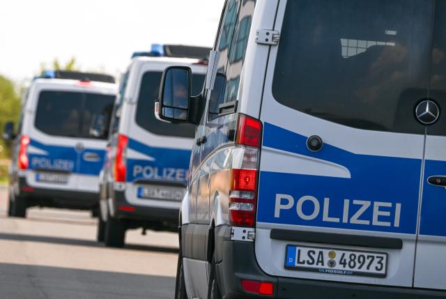 05 August 2026, Saxony, Schkeuditz: Police vehicles are parked at Leipzig/Halle Airport, following the nighttime drone incident. Specialists from the Federal Police defused a drone equipped with an explosive device. Photo: Hendrik Schmidt/dpa