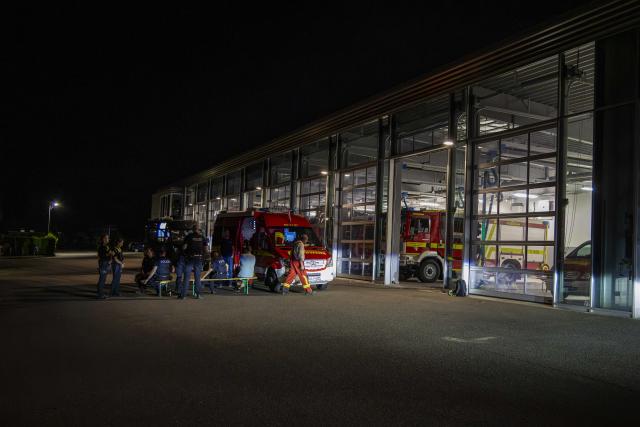 06 August 2026, Schleswig-Holstein, Preetz: Police and fire department personnel are gathered in front of the fire station in Preetz. Photo: Frank Molter/dpa