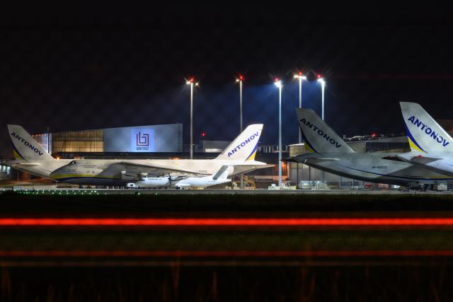 05 August 2026, Saxony, Schkeuditz: Ukrainian Antonov An-124 cargo aircraft are parked at Leipzig/Halle Airport. Following a nighttime drone incident, German Federal Police specialists defuse a drone carrying an explosive device. Photo: Hendrik Schmidt/dpa