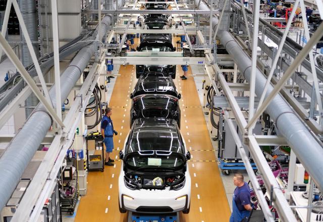 FILED - 23 May 2018, Sachsen, Leipzig: FILE PHOTO - BMW employees work in the production of the i3 electric car at the BMW Group plant in Leipzig. Photo: Sebastian Willnow/dpa-Zentralbild/dpa