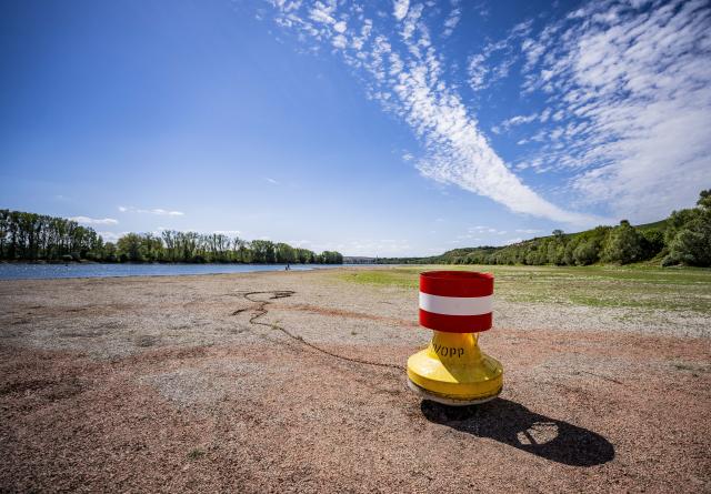 06 August 2026, Rhineland-Palatinate, Nierstein: A navigation marker (river buoy) is sitting on dry land. The Rhine has receded significantly near Nierstein due to low water levels. Photo: Andreas Arnold/dpa