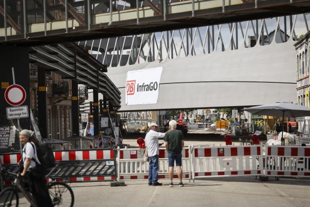 06 August 2026, Hamburg: A view of the construction site for the new Sternbruecke, a 108-meter-long and 21-meter-wide, column-free arch-and-beam structure, at the intersection of Stresemannstraße and Max-Brauer-Allee. Photo: Christian Charisius/dpa