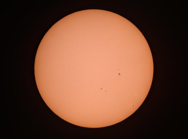 FILED - 04 August 2026, Brandenburg, Sieversdorf: Several prominent sunspots and magnetically active regions are visible across the glowing plasma surface of the Sun. Photo: Patrick Pleul/dpa