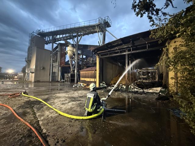 06 August 2026, Bavaria, Ried: Firefighters respond to a fire at a pig barn. More than 1,000 pigs die in a fire at a farm in Bavaria. Photo: Stefan Puchner/dpa