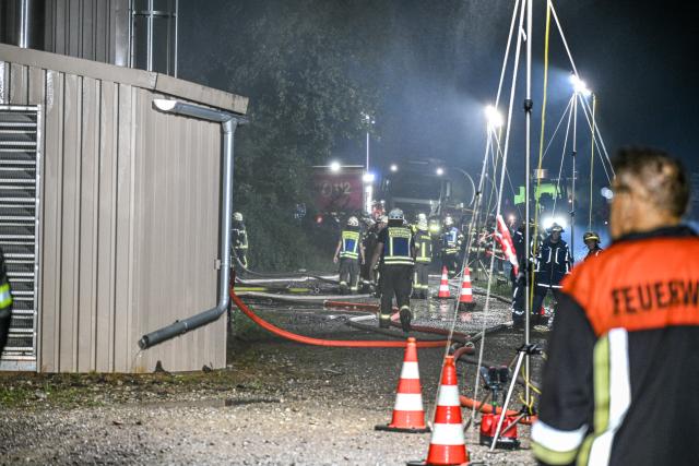 06 August 2026, Bavaria, Ried: Firefighters respond to a fire at a pig barn. More than 1,000 pigs die in a fire at a farm in Bavaria. Photo: Jason Tschepljakow/dpa