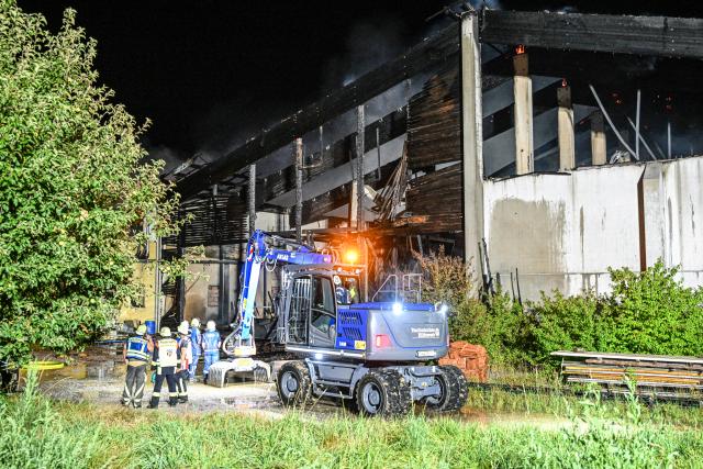 06 August 2026, Bavaria, Ried: Firefighters respond to a fire at a pig barn. More than 1,000 pigs die in a fire at a farm in Bavaria. Photo: Jason Tschepljakow/dpa