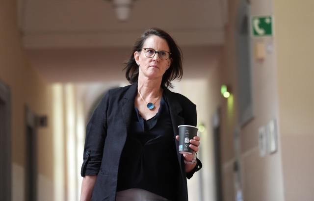 07 August 2026, Hamburg: Child psychologist Mareike Schueler-Springorum arrives at the courtroom for the trial over the alleged child abduction at Hamburg Regional Court. According to the indictment, masked men brought two children of restaurant entrepreneur Christina Block from Denmark to Germany on New Year's Eve 2023/24. The trial over the alleged abduction is taking place at Hamburg Regional Court, with Block among those on trial. Photo: Marcus Brandt/dpa